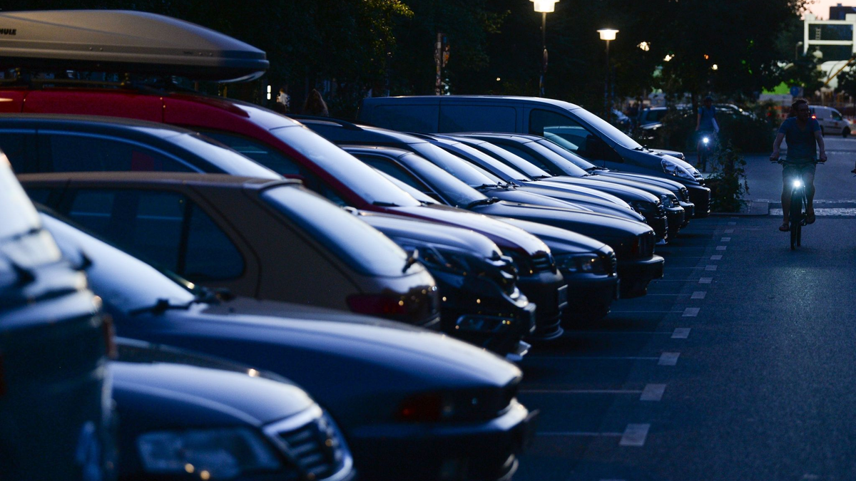 Autos parken am Abend dicht an dicht in der Oderberger Straße in Berlin. - Foto: Jens Kalaene/dpa-Zentralbild/ZB