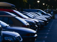 Autos parken am Abend dicht an dicht in der Oderberger Straße in Berlin. - Foto: Jens Kalaene/dpa-Zentralbild/ZB