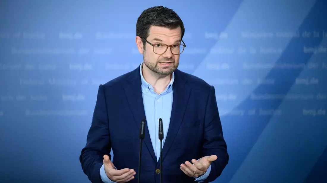 Justizminister Marco Buschmann bei einer Pressekonferenz im Bundesministerium der Justiz. - Bild: Bernd von Jutrczenka/dpa