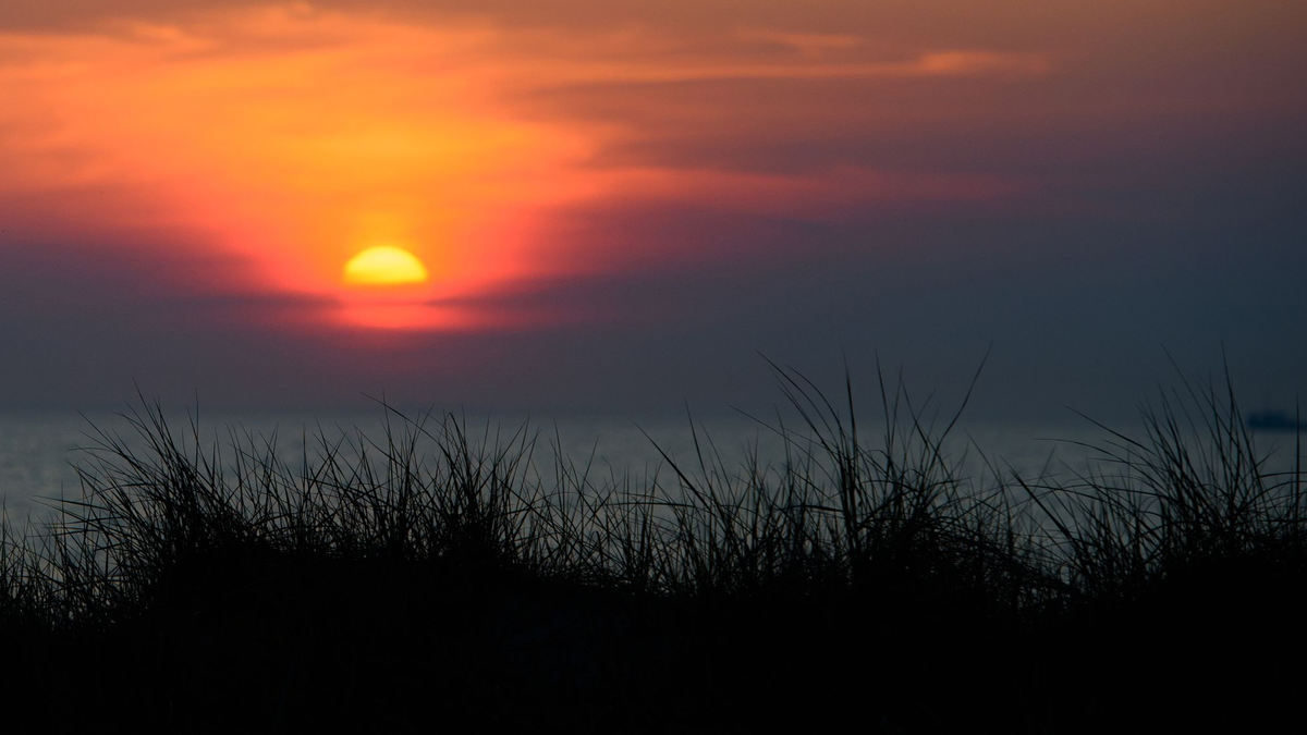Sonnenuntergang über der Ostsee. - Foto: Gregor Fischer/dpa