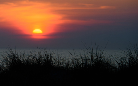 Sonnenuntergang über der Ostsee. - Foto: Gregor Fischer/dpa