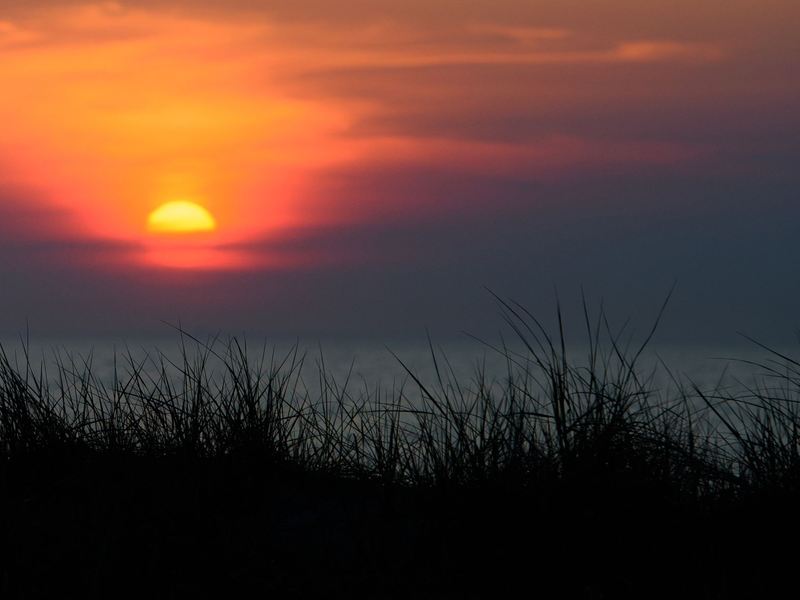 Sonnenuntergang über der Ostsee. - Foto: Gregor Fischer/dpa