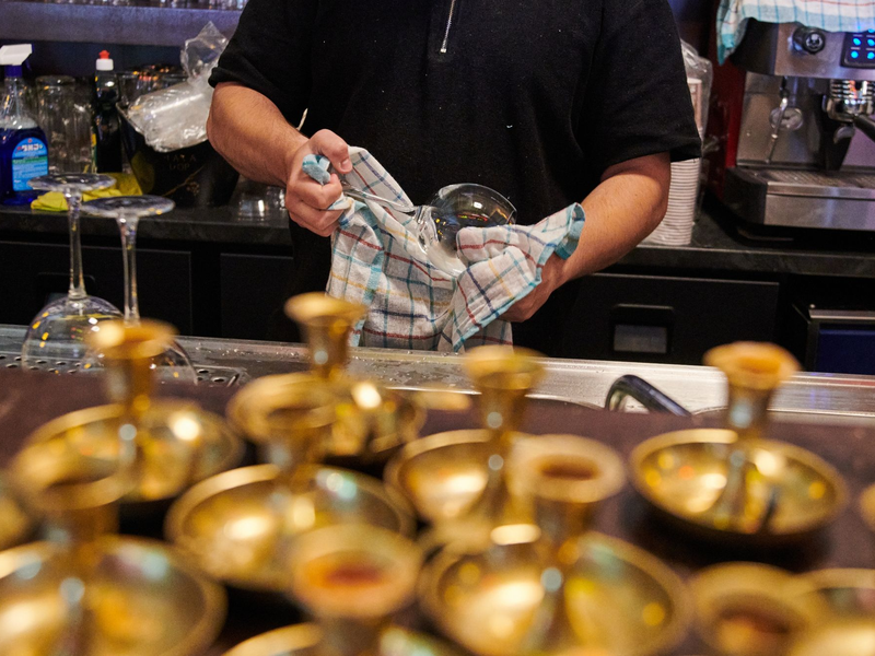 Jeder vierte sozialversicherungspflichtig Beschäftigte im Gastgewerbe hat der Branche während der Pandemie den Rücken gekehrt - Foto: Annette Riedl/dpa