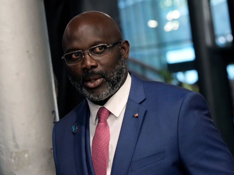 George Weah, Präsident von Liberia. Zwei Jahrzehnte nach Ende eines verheerenden Bürgerkriegs wählen die Bürger des westafrikanischen Staats Liberia einen neuen Präsidenten. - Foto: Christophe Ena/AP/dpa
