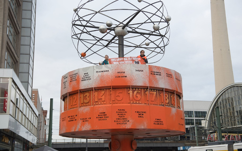 Aktivisten der Gruppe Letzte Generation haben die Weltzeituhr am Alexanderplatz orange eingefärbt. - Foto: Paul Zinken/dpa Aktivisten der Gruppe Letzte Generation haben die Weltzeituhr am Alexanderplatz orange eingefärbt. - Foto: Paul Zinken/dpa