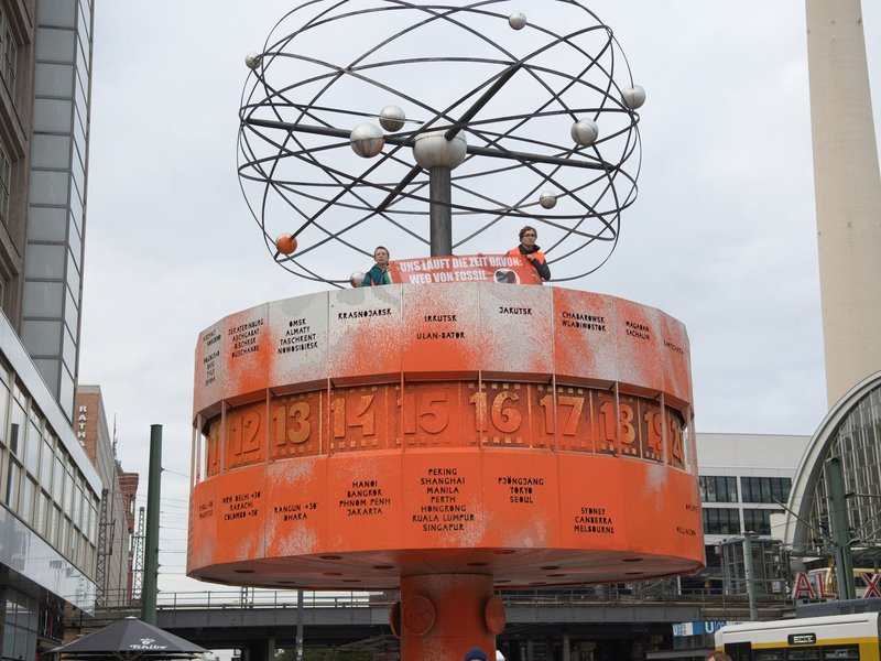 Aktivisten der Gruppe Letzte Generation haben die Weltzeituhr am Alexanderplatz orange eingefärbt. - Foto: Paul Zinken/dpa