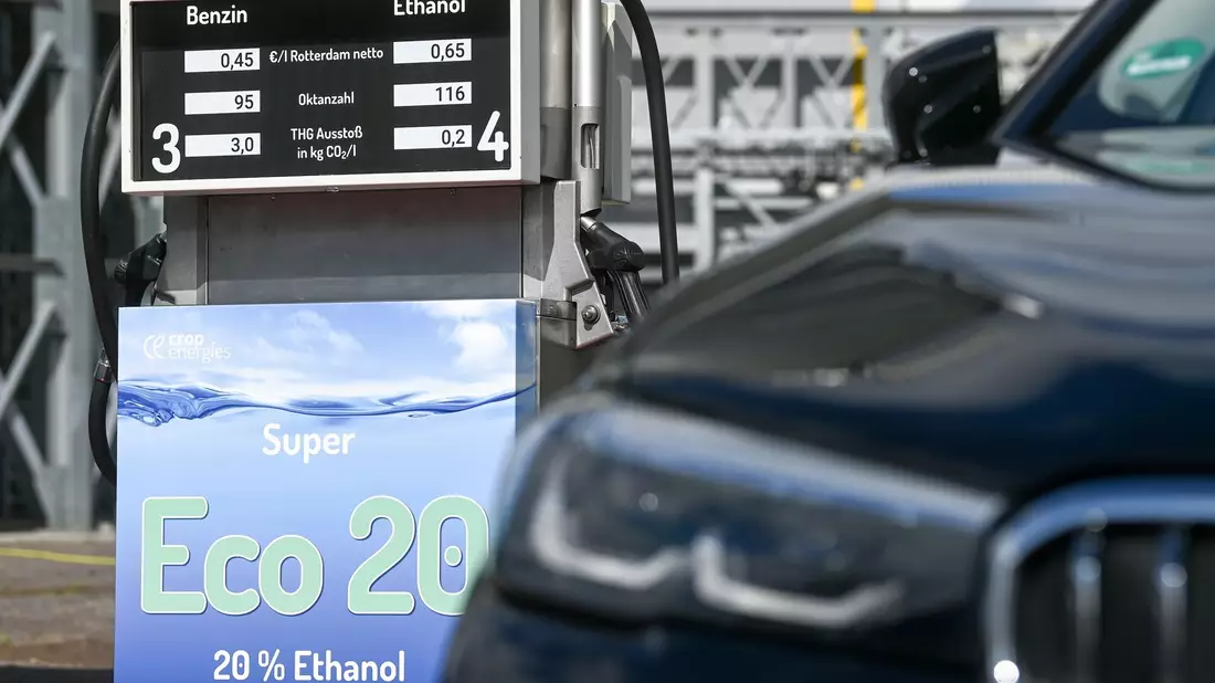 Ein Pkw parkt vor einer E20-Tankstelle im Werk der Südzucker-Tochter CropEnergies in Zeitz. - Bild: Hendrik Schmidt/dpa-Zentralbild/dpa