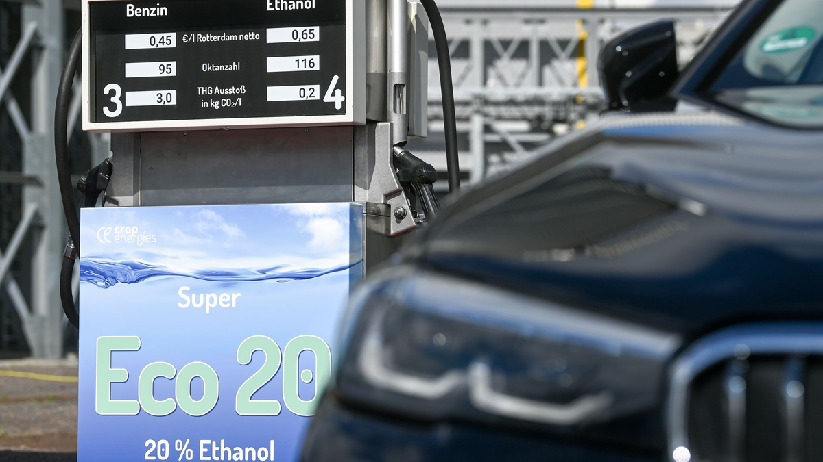 Ein Pkw parkt vor einer E20-Tankstelle im Werk der Südzucker-Tochter CropEnergies in Zeitz. - Foto: Hendrik Schmidt/dpa-Zentralbild/dpa