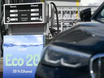 Ein Pkw parkt vor einer E20-Tankstelle im Werk der Südzucker-Tochter CropEnergies in Zeitz. - Foto: Hendrik Schmidt/dpa-Zentralbild/dpa