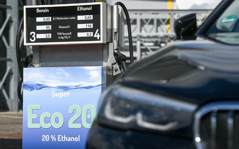 Ein Pkw parkt vor einer E20-Tankstelle im Werk der Südzucker-Tochter CropEnergies in Zeitz. - Foto: Hendrik Schmidt/dpa-Zentralbild/dpa