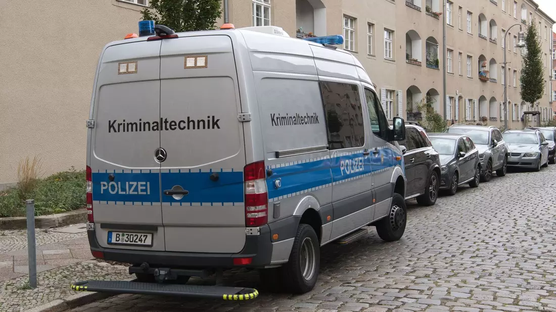 Ein Einsatzfahrzeug der Polizei im Berliner Stadtteil Köpenick. Dort wurden die Leichen einer Frau und eines Kindes in einer Wohnung gefunden. - Bild: Paul Zinken/dpa