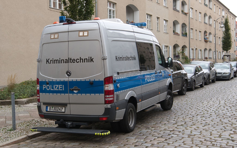 Ein Einsatzfahrzeug der Polizei im Berliner Stadtteil Köpenick. Dort wurden die Leichen einer Frau und eines Kindes in einer Wohnung gefunden. - Foto: Paul Zinken/dpa Ein Einsatzfahrzeug der Polizei im Berliner Stadtteil Köpenick. Dort wurden die Leichen einer Frau und eines Kindes in einer Wohnung gefunden. - Foto: Paul Zinken/dpa