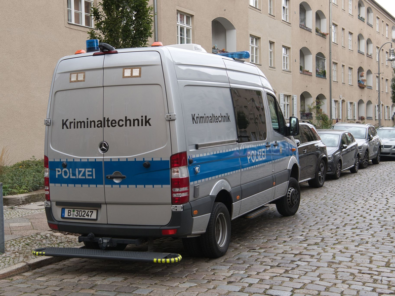 Ein Einsatzfahrzeug der Polizei im Berliner Stadtteil Köpenick. Dort wurden die Leichen einer Frau und eines Kindes in einer Wohnung gefunden. - Foto: Paul Zinken/dpa