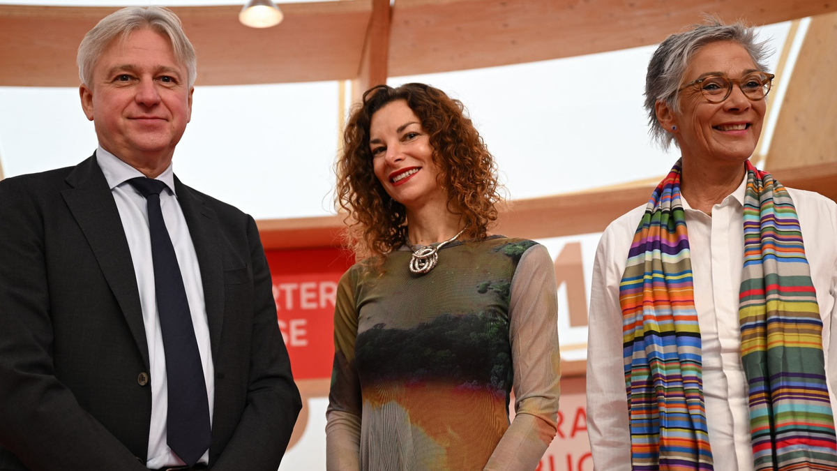Buchmessen-Chef Juergen Boos (l-r), die britische Sachbuchautorin Gaia Vince und Karin Schmidt-Friderichs, Vorsteherin des Börsenvereins des Deutschen Buchhandels. - Foto: Arne Dedert/dpa