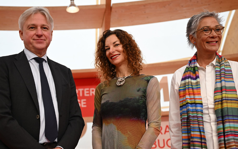 Buchmessen-Chef Juergen Boos (l-r), die britische Sachbuchautorin Gaia Vince und Karin Schmidt-Friderichs, Vorsteherin des Börsenvereins des Deutschen Buchhandels. - Foto: Arne Dedert/dpa