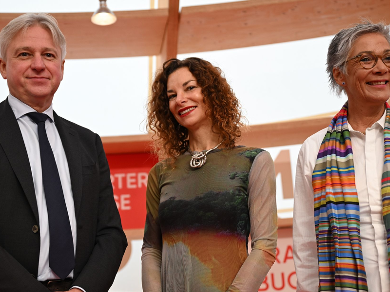 Buchmessen-Chef Juergen Boos (l-r), die britische Sachbuchautorin Gaia Vince und Karin Schmidt-Friderichs, Vorsteherin des Börsenvereins des Deutschen Buchhandels. - Foto: Arne Dedert/dpa