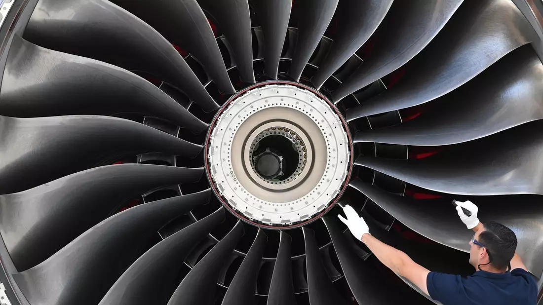 Rolls-Royce baut vor allem Antriebe für Großraumflugzeuge, die auf Langstreckenverbindungen von Kontinent zu Kontinent zum Einsatz kommen. - Bild: Ralf Hirschberger/zb/dpa