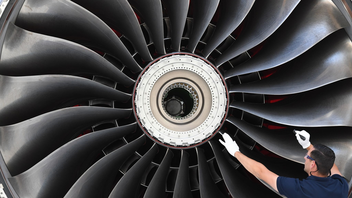 Rolls-Royce baut vor allem Antriebe für Großraumflugzeuge, die auf Langstreckenverbindungen von Kontinent zu Kontinent zum Einsatz kommen. - Foto: Ralf Hirschberger/zb/dpa