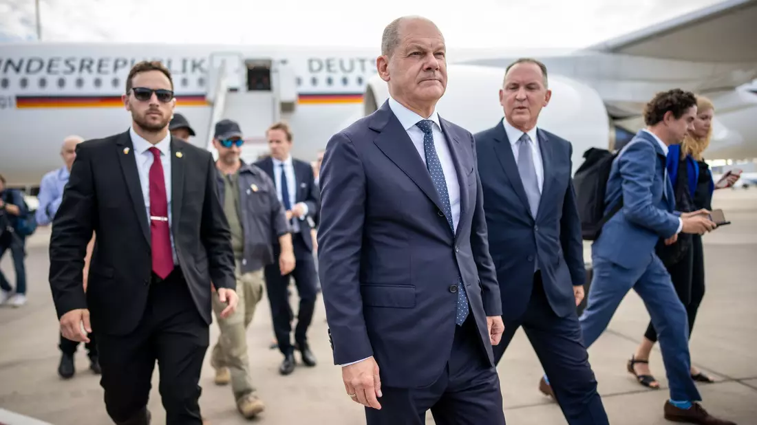 Bundeskanzler Olaf Scholz (SPD, M) kommt zum Solidaritätsbesuch in Israel an. - Bild: Michael Kappeler/dpa Pool/dpa