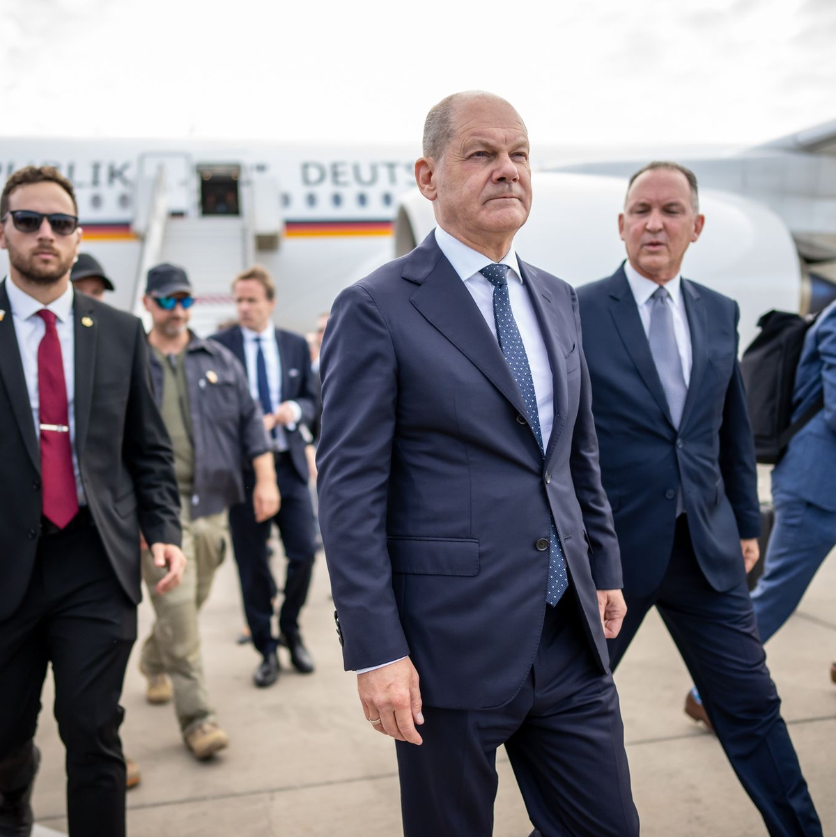 Bundeskanzler Olaf Scholz (SPD, M) kommt zum Solidaritätsbesuch in Israel an. - Foto: Michael Kappeler/dpa Pool/dpa