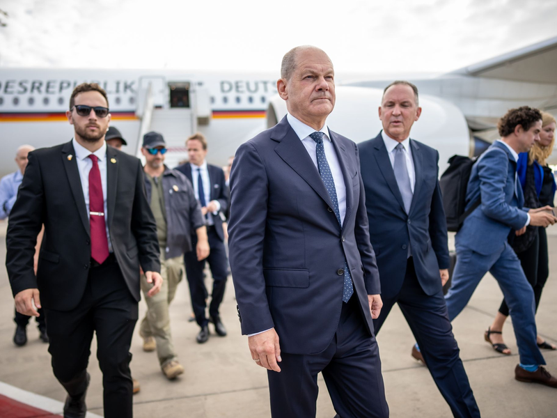 Bundeskanzler Olaf Scholz (SPD, M) kommt zum Solidaritätsbesuch in Israel an. - Foto: Michael Kappeler/dpa Pool/dpa