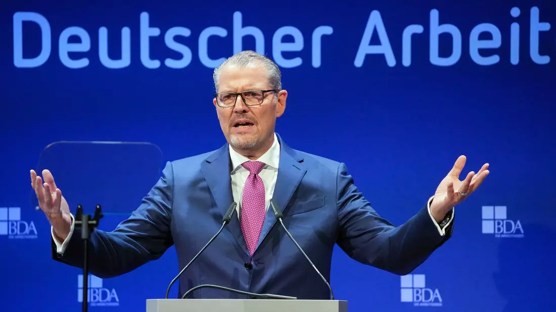 BDA-Präsident Rainer Dulger spricht von einer schwierigen ökonomischen Lage. - Bild: Soeren Stache/dpa