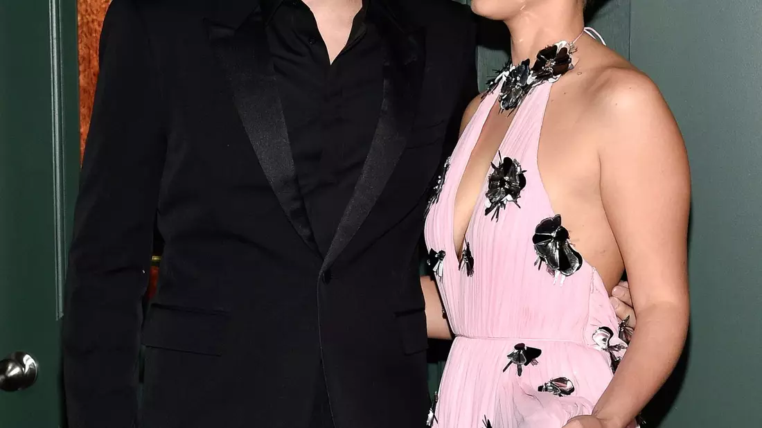 Millie Bobby Brown (r) und ihr Freund Jake Bongiovi 2022 in New York. - Bild: Evan Agostini/Invision/AP/dpa