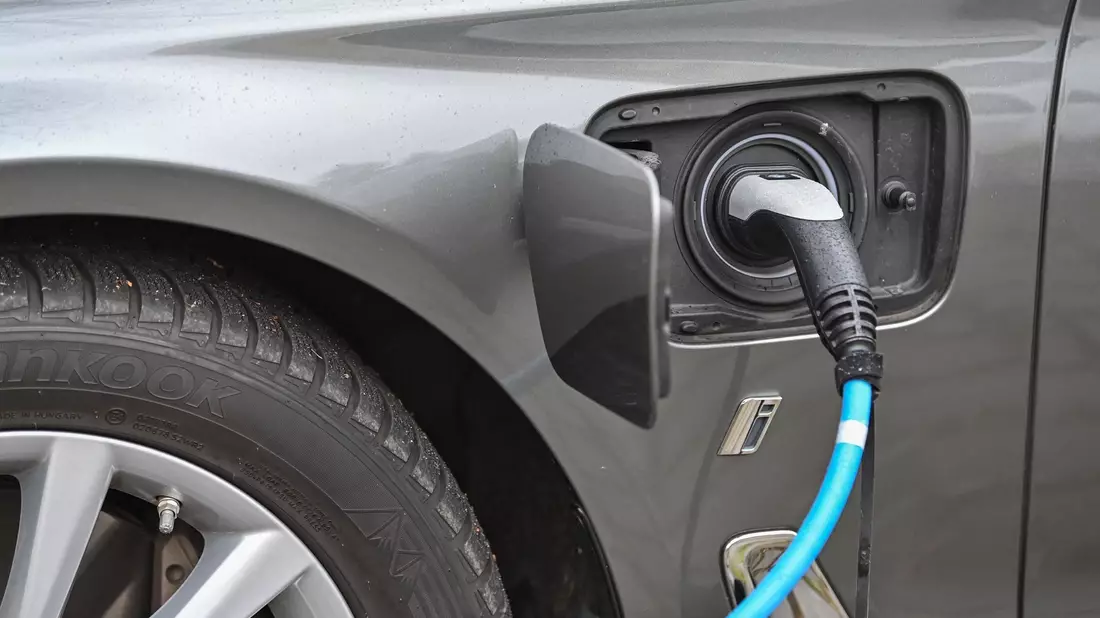 Ein Elektrofahrzeug der Marke BMW wird an einer Ladesäule aufgeladen. - Bild: Patrick Pleul/dpa-Zentralbild/dpa
