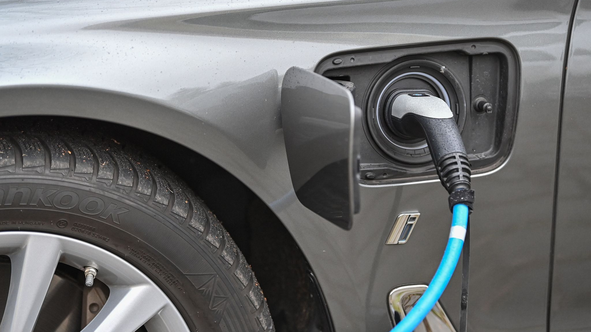 Ein Elektrofahrzeug der Marke BMW wird an einer Ladesäule aufgeladen. - Foto: Patrick Pleul/dpa-Zentralbild/dpa