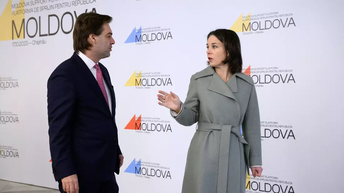 Außenministerin Annalena Baerbock und ihr Amtskollege aus der Republik Moldau, Nicu Popescu, bei der Konferenz der Moldau-Unterstützungsplattform im Palast der Republik in Chisinau. - Bild: Bernd von Jutrczenka/dpa