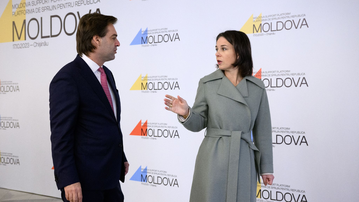 Außenministerin Annalena Baerbock und ihr Amtskollege aus der Republik Moldau, Nicu Popescu, bei der Konferenz der Moldau-Unterstützungsplattform im Palast der Republik in Chisinau. - Foto: Bernd von Jutrczenka/dpa