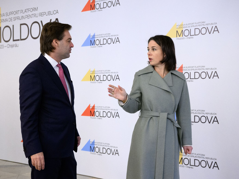Außenministerin Annalena Baerbock und ihr Amtskollege aus der Republik Moldau, Nicu Popescu, bei der Konferenz der Moldau-Unterstützungsplattform im Palast der Republik in Chisinau. - Foto: Bernd von Jutrczenka/dpa