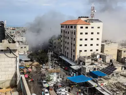 Palästinenser inspizieren die Trümmer nach einem israelischen Angriff auf die Stadt. - Foto: Abed Rahim Khatib/dpa