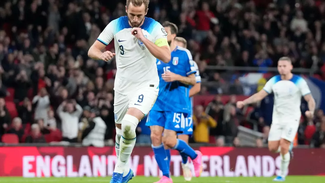 Harry Kane traf beim Sieg der Engländer gegen Italien doppelt. - Bild: Frank Augstein/AP/dpa