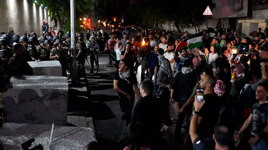 Demonstranten stoßen vor Frankreichs Botschaft in Beirut mit der libanesischen Armee und der Bereitschaftspolizei zusammen. - Bild: Bilal Hussein/AP/dpa