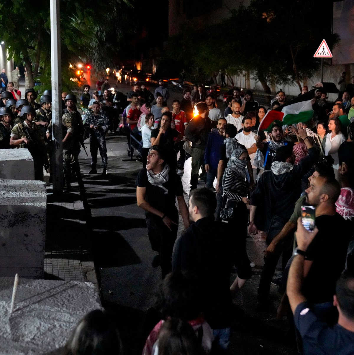 Demonstranten stoßen vor Frankreichs Botschaft in Beirut mit der libanesischen Armee und der Bereitschaftspolizei zusammen. - Foto: Bilal Hussein/AP/dpa