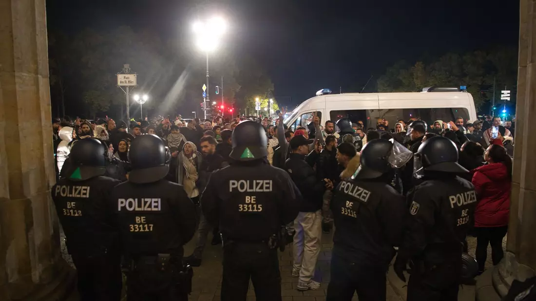 Palästinenser sowie deren Unterstützer streiten sich mit der Polizei vor dem Brandenburger Tor. - Bild: Paul Zinken/dpa