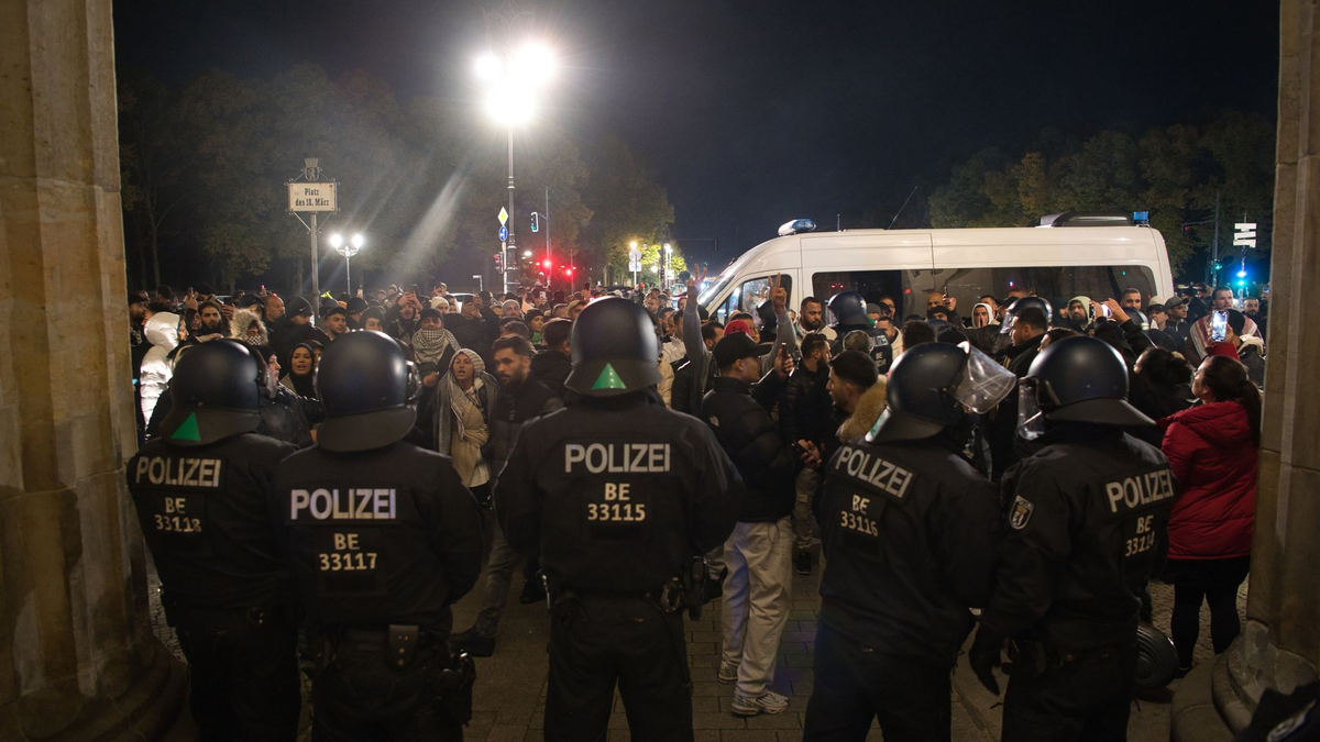 Palästinenser sowie deren Unterstützer streiten sich mit der Polizei vor dem Brandenburger Tor. - Foto: Paul Zinken/dpa