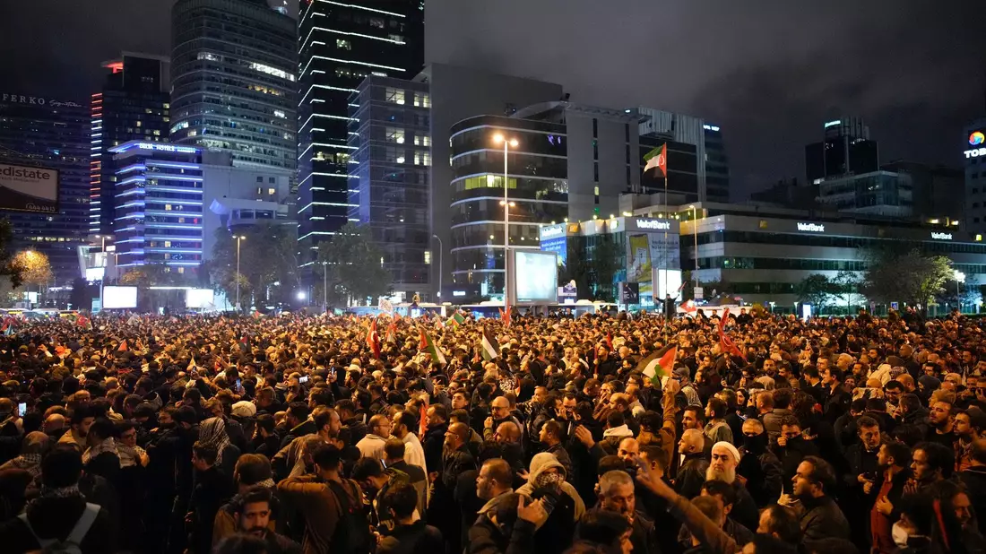 Menschen versammeln sich aus Solidarität mit den Palästinensern vor dem israelischen Konsulat in Istanbul. - Bild: Emrah Gurel/AP/dpa