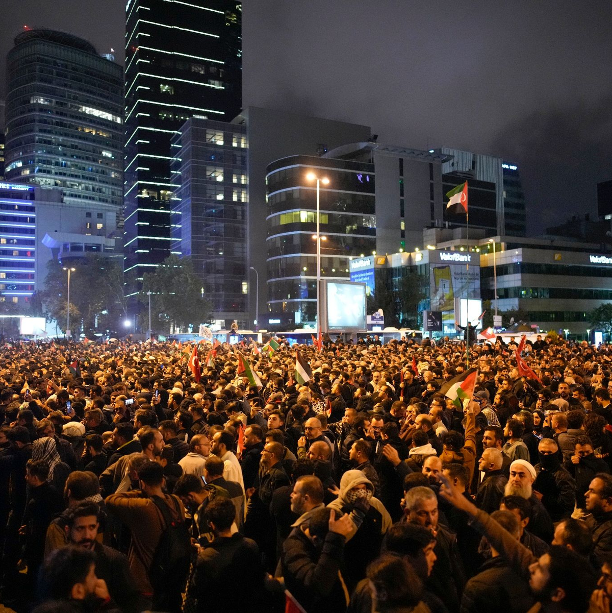 Menschen versammeln sich aus Solidarität mit den Palästinensern vor dem israelischen Konsulat in Istanbul. - Foto: Emrah Gurel/AP/dpa