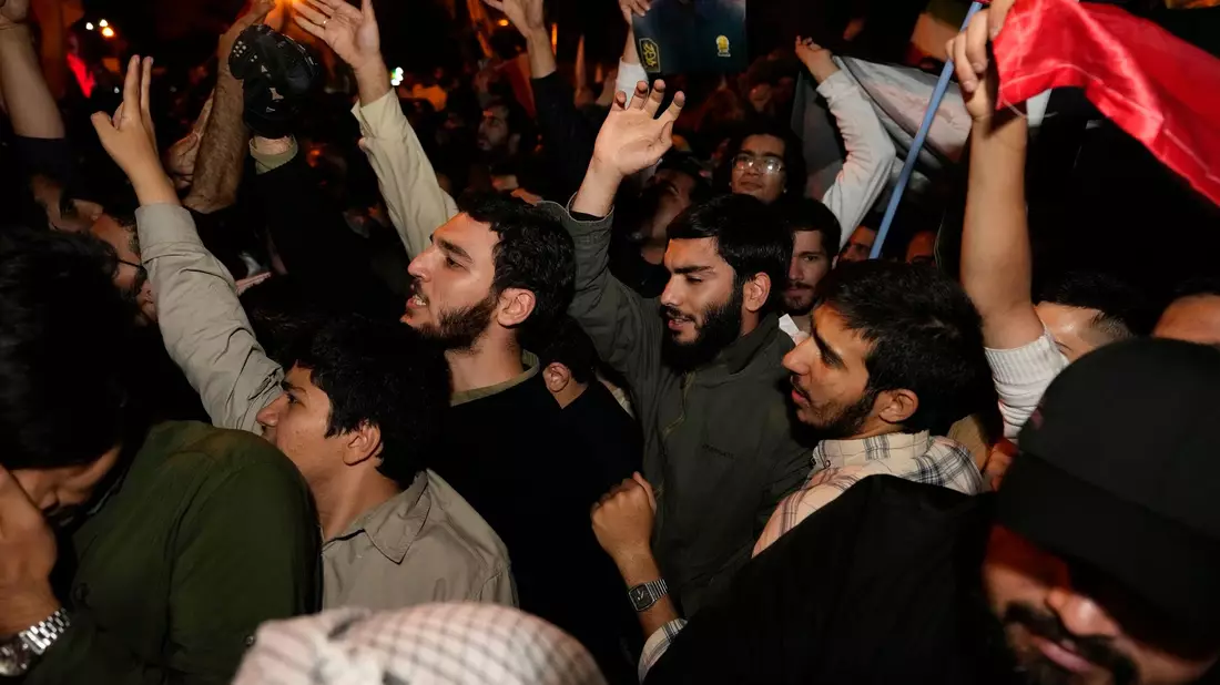 Während einer Anti-Israel-Demonstration vor der britischen Botschaft in Irans Hauptstadt Teheran skandieren Demonstranten Slogans. - Bild: Vahid Salemi/AP/dpa