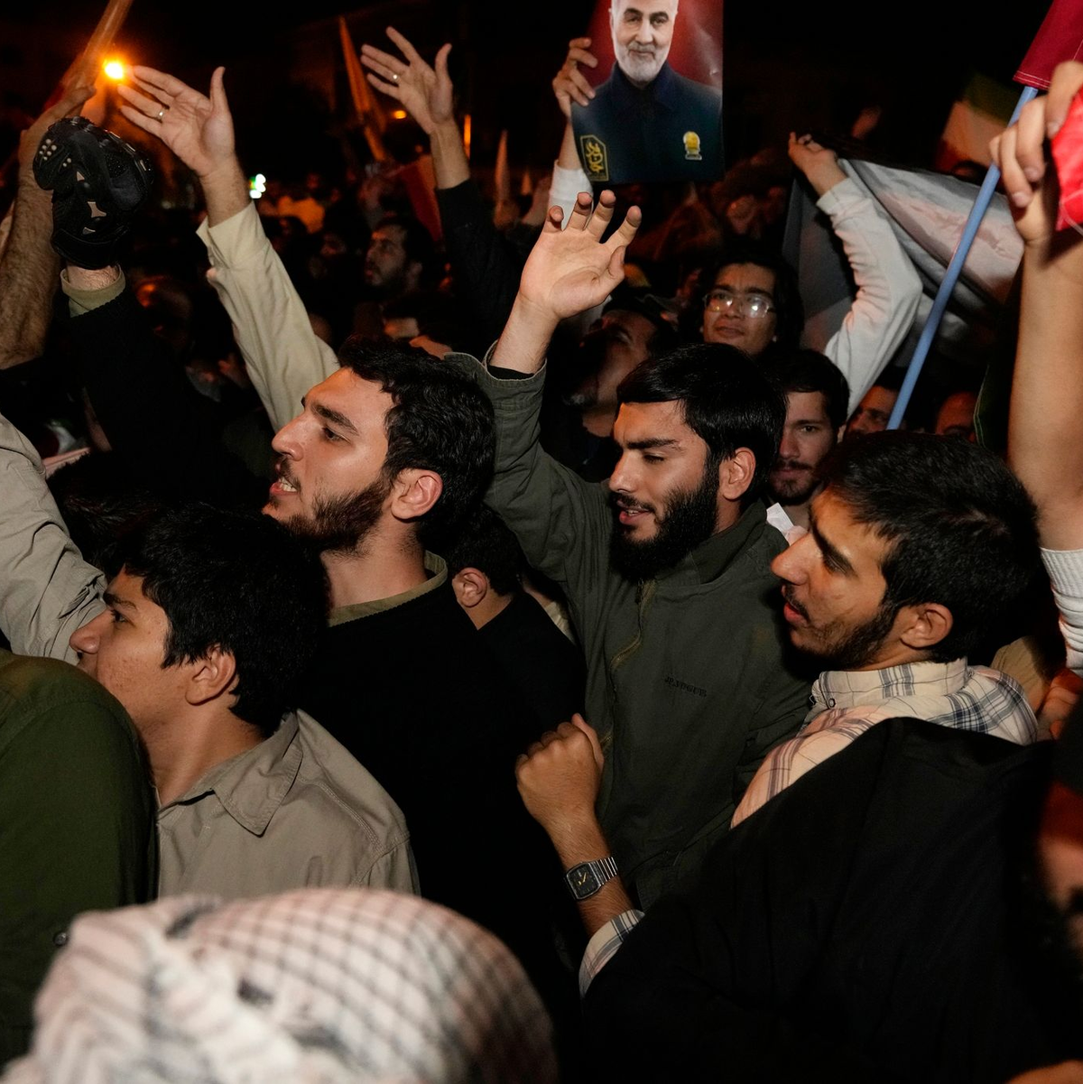Während einer Anti-Israel-Demonstration vor der britischen Botschaft in Irans Hauptstadt Teheran skandieren Demonstranten Slogans. - Foto: Vahid Salemi/AP/dpa