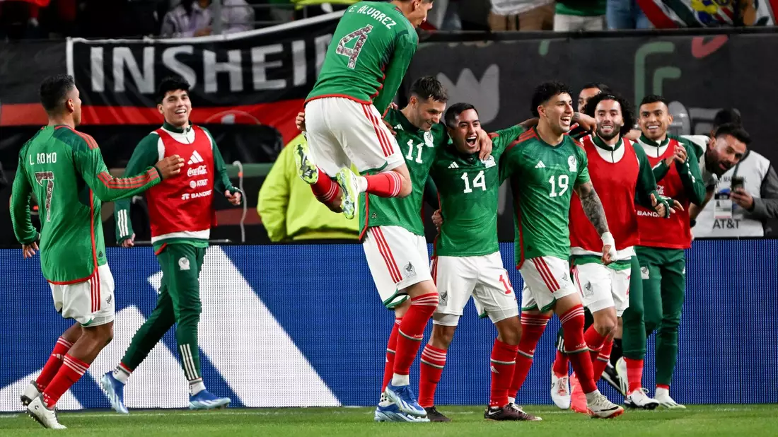 Die Mexikaner feiern den Treffer zum 2:1 von Erick Sanchez (14) . - Bild: Federico Gambarini/dpa