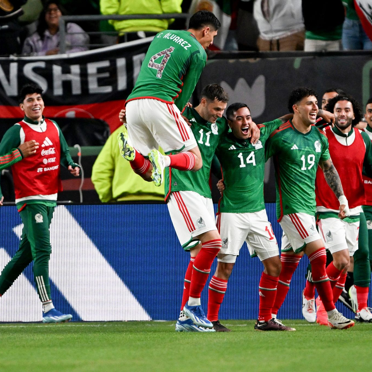 Die Mexikaner feiern den Treffer zum 2:1 von Erick Sanchez (14) . - Foto: Federico Gambarini/dpa