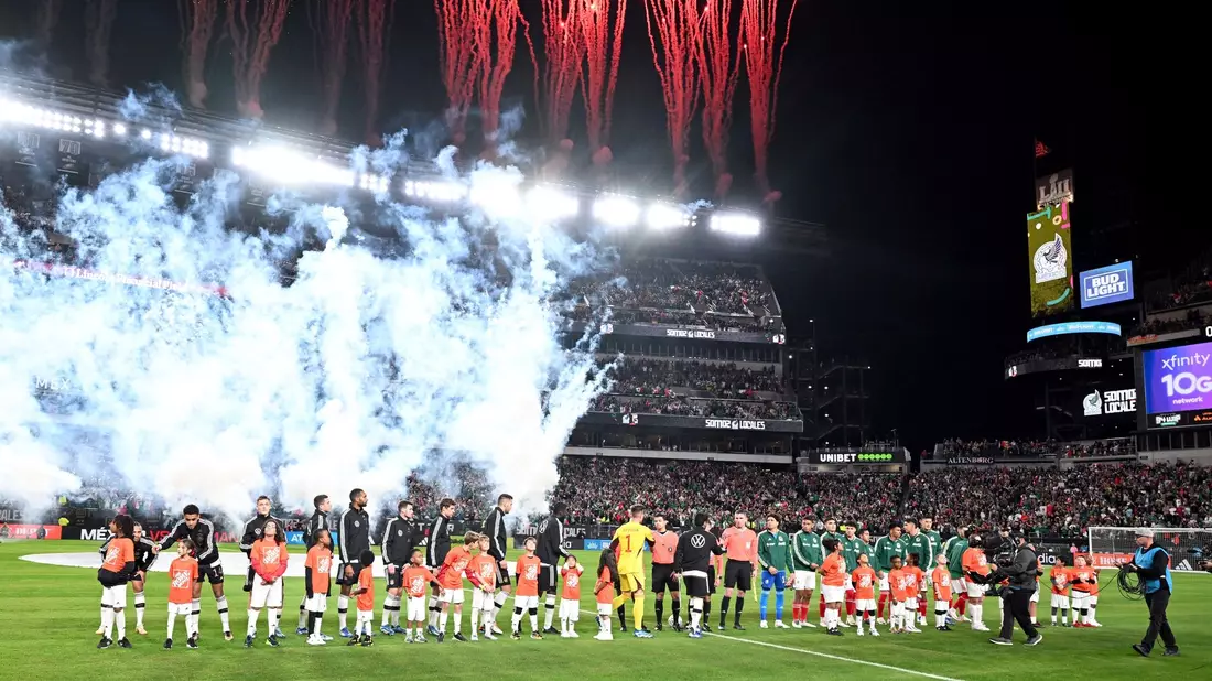 Die Teams aus Mexiko und Deutschland begrüßen sich vor dem Spiel in Philadelphia. - Bild: Federico Gambarini/dpa