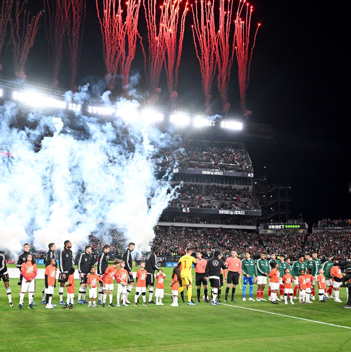 Die Teams aus Mexiko und Deutschland begrüßen sich vor dem Spiel in Philadelphia. - Foto: Federico Gambarini/dpa