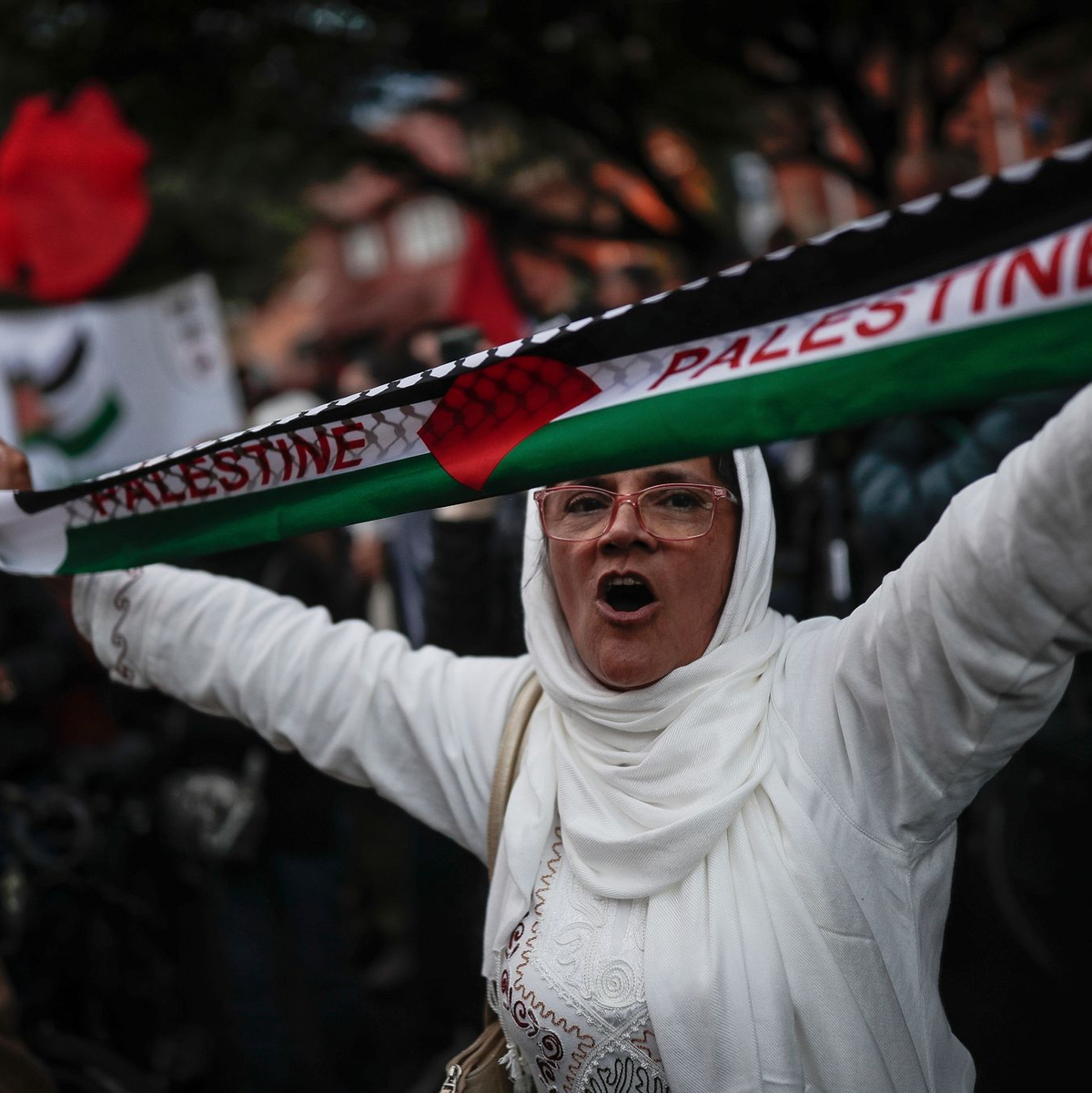 Menschen nehmen im kolumbianischen Bogota an einer Mahnwache für Palästinenser teil. - Foto: Ivan Valencia/AP/dpa
