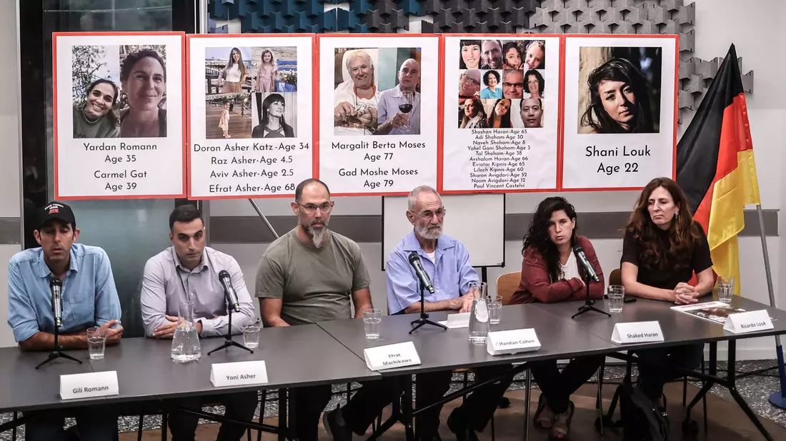 Angehörige von Israelis, die während des Hamas-Angriffs entführt wurden, geben nach einem Treffen mit Kanzler Scholz in der deutschen Botschaft in Tel Aviv eine Pressekonferenz. - Bild: Ilia Yefimovich/dpa