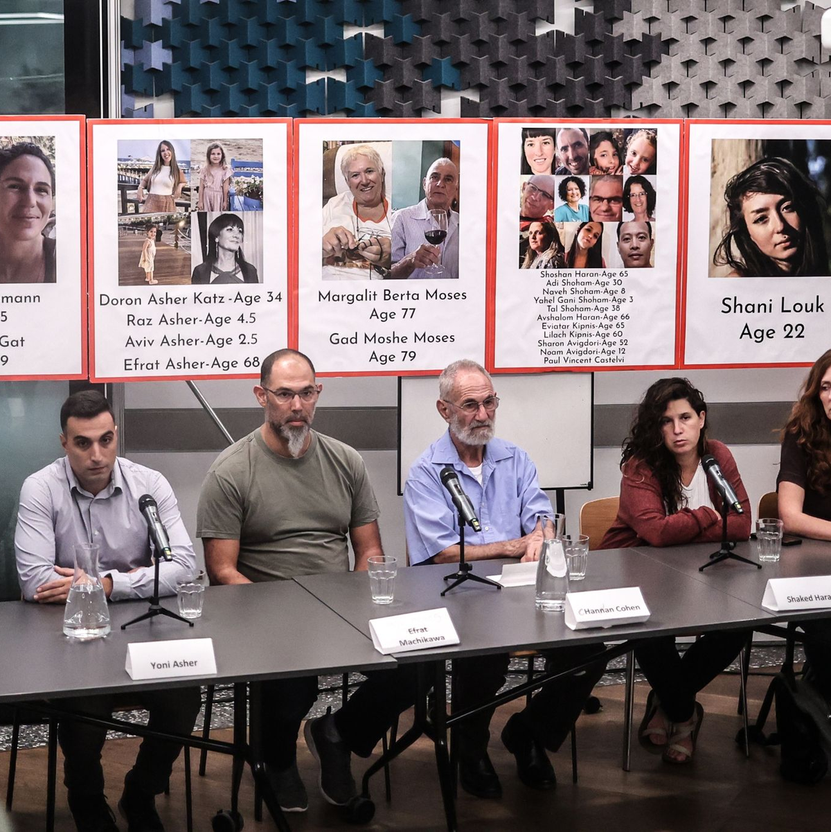 Angehörige von Israelis, die während des Hamas-Angriffs entführt wurden, geben nach einem Treffen mit Kanzler Scholz in der deutschen Botschaft in Tel Aviv eine Pressekonferenz. - Foto: Ilia Yefimovich/dpa