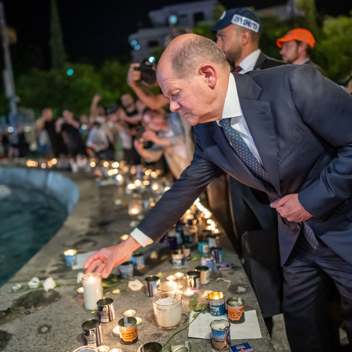 Bundeskanzler Olaf Scholz (SPD) bei seinem Solidaritätsbesuch im Zentrum von Tel Aviv. - Foto: Michael Kappeler/dpa Pool/dpa